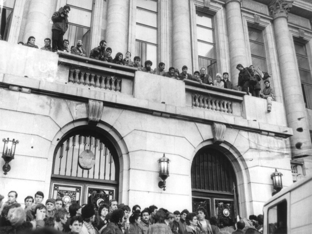 Demonštranti okupujú balkón, na ktorom predniesol Ceauşescu svoj posledný prejav, Bukurešť, december 1989. Rumunské národné historické múzeum